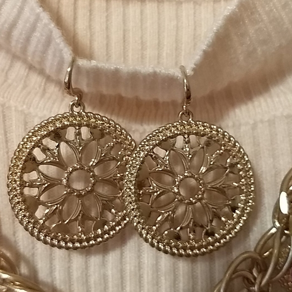 🆕ABSOLUTELY STUNNING GOLD NECKLACE & EARRINGS🆕 - Picture 9 of 9